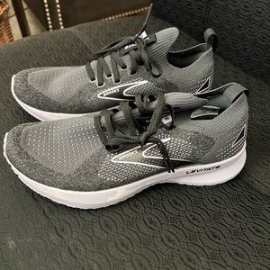 Brooks Levitate 5 Stealth fit size 7